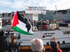 Al Awda at dockside, with supporters