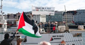 Al Awda at dockside, with supporters