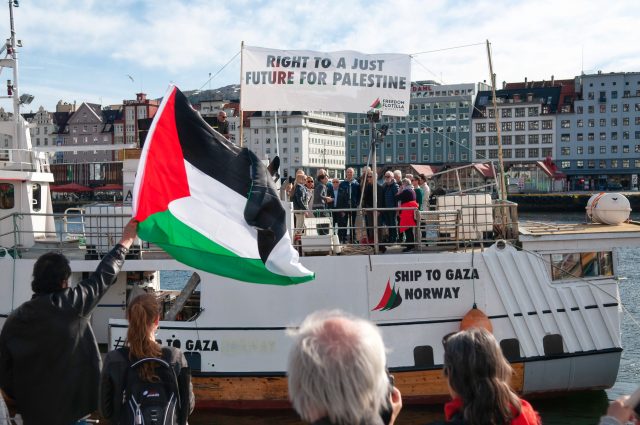 Al Awda at dockside, with supporters